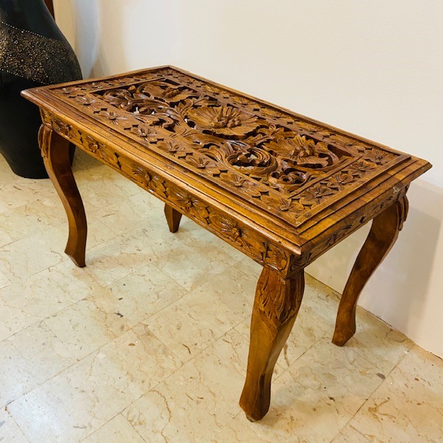 Tavolino da salotto con piano di legno massello, con i lati